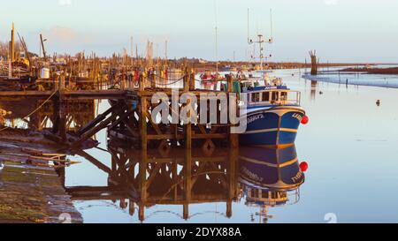 L'Aiguillon-sur-Mer, département de la Vendée, pays de la Loire, France. Les bateaux dans le port sur la rivière se trouvent près de l'endroit où il se jette dans l'Oce de l'Atlantique Banque D'Images