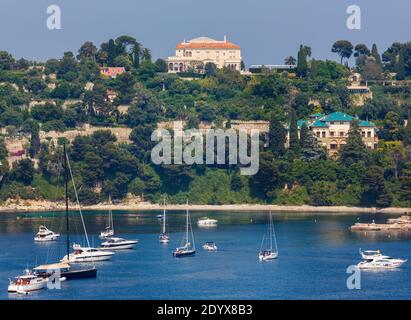 Saint-Jean-Cap-Ferrat, Côte d'Azur, Côte d'Azur, Alpes-Maritimes, France. Vue sur la baie jusqu'à la Villa Ephrussi de Rothschild. Banque D'Images