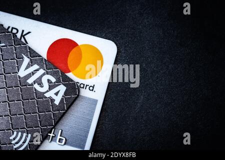 Kiev, Ukraine - 03 juin 2020: Cartes de crédit Visa et Mastercard sur noir avec espace copie Banque D'Images