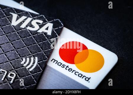 Kiev, Ukraine - 03 juin 2020: Cartes de crédit Visa et Mastercard sur noir Banque D'Images