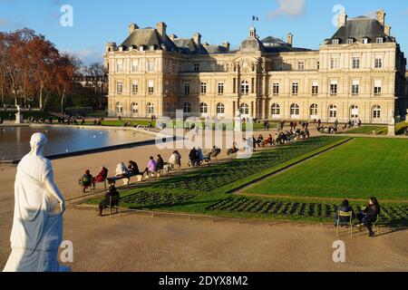 PARIS, FRANCE -17 DEC 2020- vue du Palais du Senat (Sénat français) dans le jardin du Luxembourg dans le 6ème arrondissement de Paris. Banque D'Images