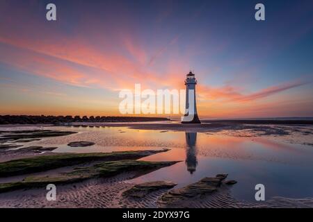 Rock Perch phare au coucher du soleil. Banque D'Images