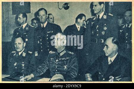 BERLIN, ALLEMAGNE - 8 MAI 1945 : lors d'une cérémonie au quartier général de l'armée soviétique à Berlin, la Luftwaffe commandant le général Hans Stumpf, maréchal Wi Banque D'Images