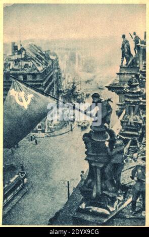 BERLIN, ALLEMAGNE - 2 MAI 1945 : lever un drapeau sur le Reichstag, une photographie prise pendant la bataille de Berlin le 2 mai 1945 Banque D'Images