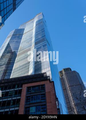 Le spectaculaire nouveau Twenty Two, 22 Bishopsgate, gratte-ciel avec la Tour 42 vu de Undershaft dans la ville de Londres, Angleterre Banque D'Images