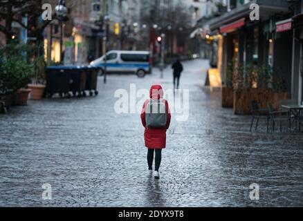 28 décembre 2020, Hessen, Francfort-sur-le-main : une femme traverse le centre-ville presque déserté le matin, où la plupart des magasins sont fermés en raison de l'actuel confinement. Photo: Frank Rumpenhorst/dpa Banque D'Images