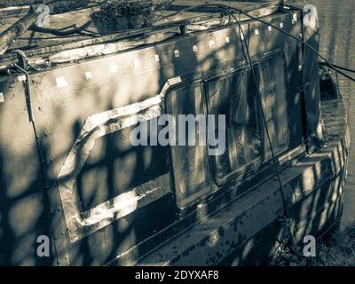 Paysage noir et blanc, Old Narrowboat, Oxford Canal, Oxford, Oxfordshire, Angleterre, Royaume-Uni, GB. Banque D'Images