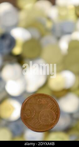 Un gros plan montre une pièce de 5 cents. C'est de l'argent. Fond d'argent flou. Monnaie en circulation changeante des pays de la zone euro. La pièce est l'arc Banque D'Images