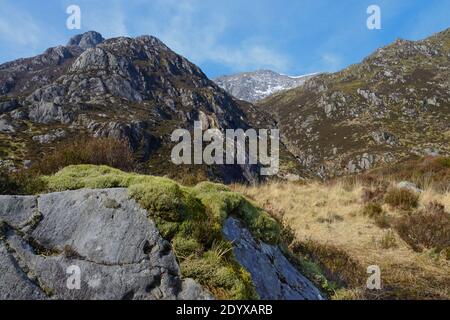 Y Garn est une montagne dans la gamme Glyders Glyderau (L) dans le parc national de Snowdonia, le Pays de Galles. Banque D'Images