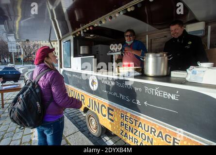 Manifeste pour le monde normal - Save Tchéquie organise un événement en scène pour protester contre la violation des droits et des libertés. Des représentants de l'initiative du Chcipl PSE distribuent la soupe traditionnelle de poisson de Noël sur la place de la vieille ville, République tchèque, le 24 décembre 2020. (CTK photo/Katerina Sulova) Banque D'Images