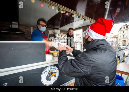 Manifeste pour le monde normal - Save Tchéquie organise un événement en scène pour protester contre la violation des droits et des libertés. Des représentants de l'initiative du Chcipl PSE distribuent la soupe traditionnelle de poisson de Noël sur la place de la vieille ville, République tchèque, le 24 décembre 2020. (CTK photo/Katerina Sulova) Banque D'Images