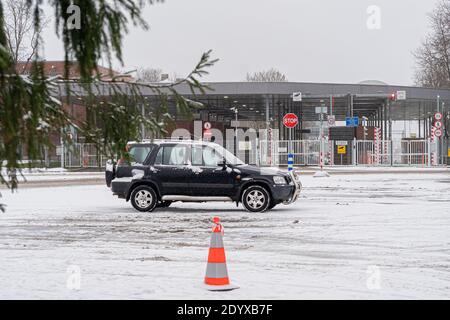 Narva, Estonie. 23 décembre 2020 UNE branche d'épinette décorée dans le contexte des coutumes estoniennes. Photo de haute qualité Banque D'Images