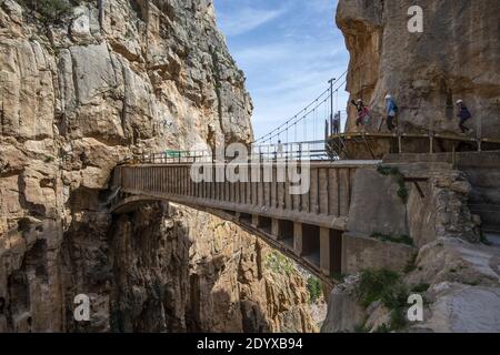 La passerelle El Caminito del Rey (le petit chemin du roi), accrochée le long d'une étroite gorge à El Chorro, près des Ardales dans la province de Málaga, en Espagne Banque D'Images