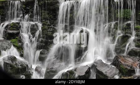 Gros plan sur des cascades qui se précipitent sur des rochers mousseux Banque D'Images