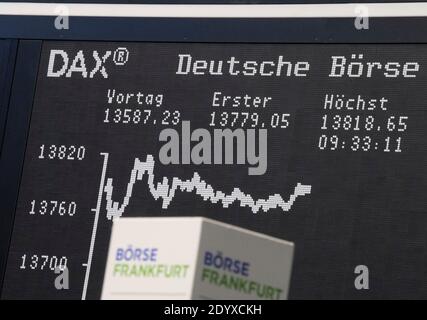 28 décembre 2020, Hessen, Francfort-sur-le-main: La courbe de l'indice d'actions allemand (DAX) dans la salle de négociation de la bourse de Francfort. Le DAX a atteint lundi le niveau le plus élevé de son histoire. Photo : Boris Roessler/dpa Banque D'Images