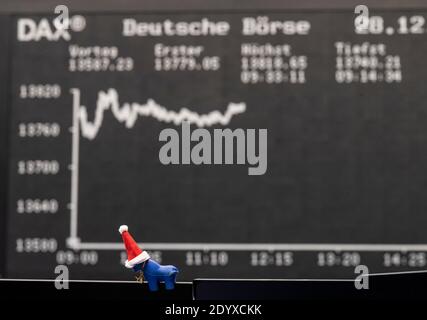 28 décembre 2020, Hessen, Francfort-sur-le-main: La courbe de l'indice d'actions allemand (DAX) dans la salle de négociation de la bourse de Francfort. Le DAX a atteint lundi le niveau le plus élevé de son histoire. Photo : Boris Roessler/dpa Banque D'Images