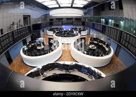 28 décembre 2020, Hessen, Francfort-sur-le-main: Le plancher de la bourse de Francfort. Le DAX a atteint lundi le niveau le plus élevé de son histoire. Photo : Boris Roessler/dpa Banque D'Images