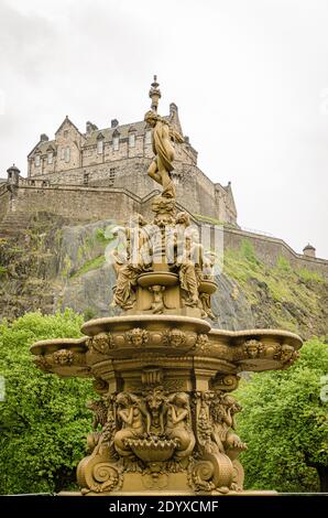 Fontaine Ross et Château d'Édimbourg, Écosse Banque D'Images