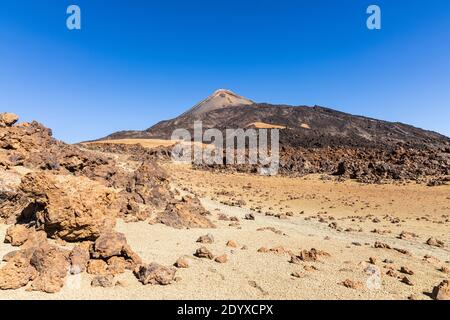 Sommet du Mont teide vu d'un chemin jusqu'à la Pico Viejo, Las Canadas del Teide, Tenerife, Iles Canaries, Espagne Banque D'Images