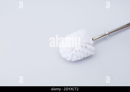 Brosse de toilette sur fond gris. Banque D'Images