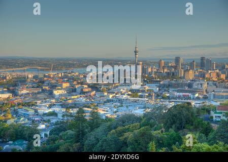 Vue sur Auckland au lever du soleil depuis le mont Eden, Nouvelle-Zélande Banque D'Images