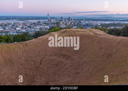 Vue sur Auckland au lever du soleil depuis le mont Eden, Nouvelle-Zélande Banque D'Images