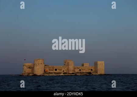 26 septembre 2020 : Kizkalesi, Turquie. Vue sur la forteresse de Kızkalesi, ou le château de Maiden, depuis la ville de Kızkalesi, dans la province de Mersin, dans le sud de la Turquie. Le château est situé sur une petite île turque dans la mer Méditerranée. La construction de la forteresse de Kizkalesi est attribuée à l'empereur byzantin Alexios i Komnesos, et elle a été reconstruite en profondeur par les monarques arméniens au XIIIe siècle. L'île était reliée au château de Corycus dans le continent par une chaussée, avant qu'une inondation submerge le brise-lames transformant la forteresse en une fortification d'île. La forteresse est un maj Banque D'Images