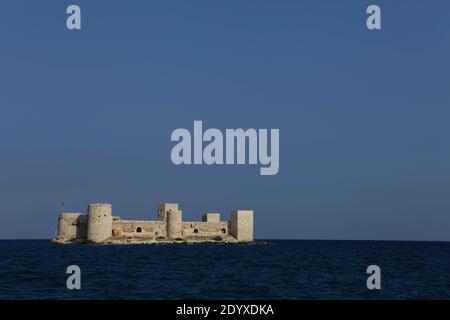 26 septembre 2020 : Kizkalesi, Turquie. Vue sur la forteresse de Kızkalesi, ou le château de Maiden, depuis la ville de Kızkalesi, dans la province de Mersin, dans le sud de la Turquie. Le château est situé sur une petite île turque dans la mer Méditerranée. La construction de la forteresse de Kizkalesi est attribuée à l'empereur byzantin Alexios i Komnesos, et elle a été reconstruite en profondeur par les monarques arméniens au XIIIe siècle. L'île était reliée au château de Corycus dans le continent par une chaussée, avant qu'une inondation submerge le brise-lames transformant la forteresse en une fortification d'île. La forteresse est un maj Banque D'Images