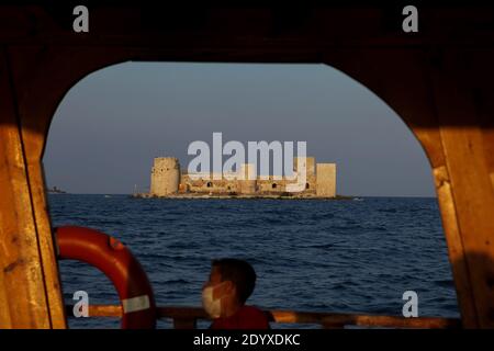 26 septembre 2020 : Kizkalesi, Turquie. Vue sur la forteresse de Kızkalesi, ou le château de Maiden, depuis la ville de Kızkalesi, dans la province de Mersin, dans le sud de la Turquie. Le château est situé sur une petite île turque dans la mer Méditerranée. La construction de la forteresse de Kizkalesi est attribuée à l'empereur byzantin Alexios i Komnesos, et elle a été reconstruite en profondeur par les monarques arméniens au XIIIe siècle. L'île était reliée au château de Corycus dans le continent par une chaussée, avant qu'une inondation submerge le brise-lames transformant la forteresse en une fortification d'île. La forteresse est un maj Banque D'Images