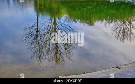 Automne thema, les arbres séchés bruns et sa magnificence réflexion sur l'eau avec les gens sur la maison de bambou Banque D'Images