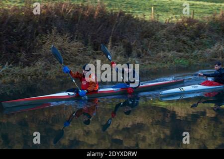 Les gens qui font du kayak le long du canal Kennet et Avon près de Bath, dans le Somerset. Banque D'Images