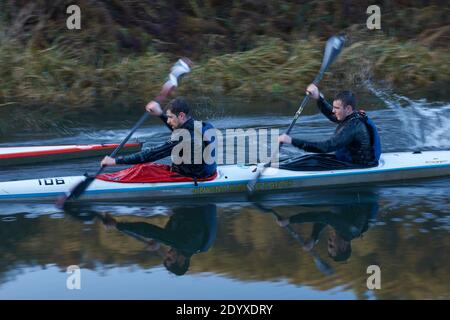 Les gens qui font du kayak le long du canal Kennet et Avon près de Bath, dans le Somerset. Banque D'Images