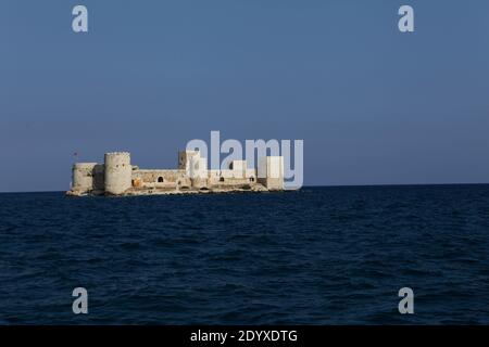 26 septembre 2020 : Kizkalesi, Turquie. Vue sur la forteresse de Kızkalesi, ou le château de Maidenâ€™s, depuis la ville de Kızkalesi, dans la province de Mersin, dans le sud de la Turquie. Le château est situé sur une petite île turque dans la mer Méditerranée. La construction de la forteresse de Kizkalesi est attribuée à l'empereur byzantin Alexios i Komnesos, et elle a été reconstruite en profondeur par les monarques arméniens au XIIIe siècle. L'île était reliée au château de Corycus dans le continent par une chaussée, avant qu'une inondation submerge le brise-lames transformant la forteresse en une fortification d'île. La forteresse est un maj Banque D'Images