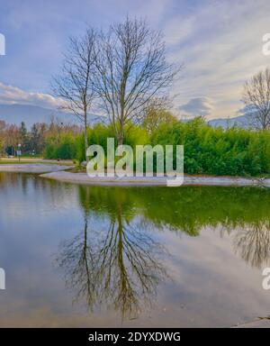 Automne thema, les arbres séchés bruns et sa magnificence réflexion sur l'eau avec les gens sur la maison de bambou Banque D'Images