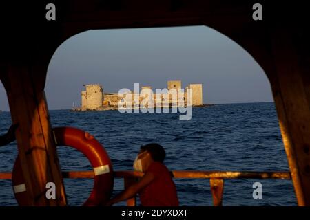 26 septembre 2020 : Kizkalesi, Turquie. Vue sur la forteresse de Kızkalesi, ou le château de Maiden, depuis la ville de Kızkalesi, dans la province de Mersin, dans le sud de la Turquie. Le château est situé sur une petite île turque dans la mer Méditerranée. La construction de la forteresse de Kizkalesi est attribuée à l'empereur byzantin Alexios i Komnesos, et elle a été reconstruite en profondeur par les monarques arméniens au XIIIe siècle. L'île était reliée au château de Corycus dans le continent par une chaussée, avant qu'une inondation submerge le brise-lames transformant la forteresse en une fortification d'île. La forteresse est un maj Banque D'Images