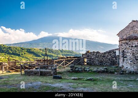 Mont Etna depuis le château de Lauria à Castiglione di Sicilia, Italie Banque D'Images