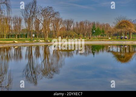 Automne thema, les arbres séchés bruns et sa magnificence réflexion sur l'eau avec les gens sur la maison de bambou Banque D'Images