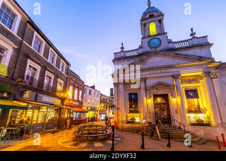 Vue Sur Les Boutiques De London Street À Christmas, Norwich, Norfolk, East Anglia, Angleterre, Royaume-Uni, Europe Banque D'Images