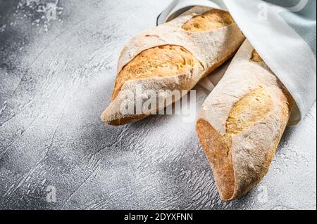 Plat de baguette fraîchement cuite. Fond gris. Vue de dessus. Banque D'Images