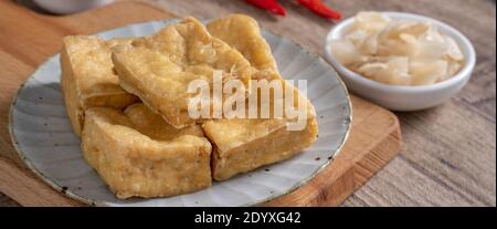 Tofu stini frite, caillé de haricots fermentés avec légumes de chou marinés, célèbre et délicieux repas de rue à Taïwan. Banque D'Images