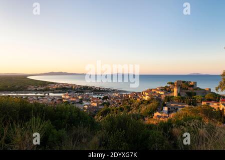 Vue sur le château, la ville et le port de Castiglione della Pescaia à une baie de la côte de la Maremme au soleil du matin, Toscane, Italie Banque D'Images