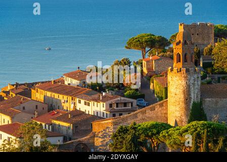 Vue sur le château, la ville et le port de Castiglione della Pescaia à une baie de la côte de la Maremme au soleil du matin, Toscane, Italie Banque D'Images