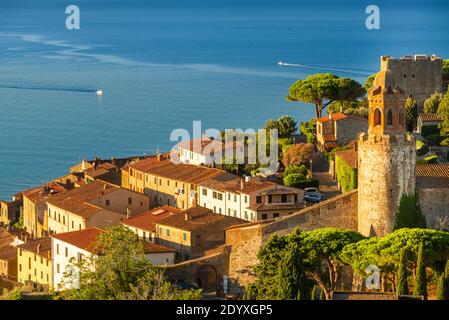 Vue sur l'ancien château, la ville et le port de Castiglione della Pescaia et la mer Tyrrhénienne au lever du soleil, Maremme, Toscane Banque D'Images