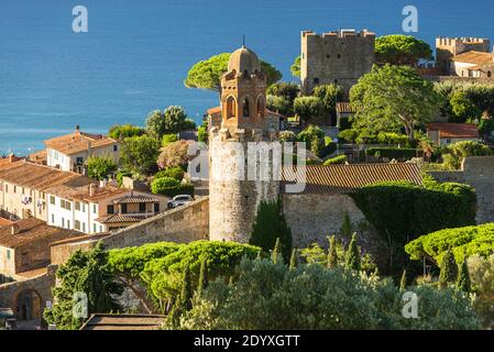 Vue sur l'ancien château, la ville et le port de Castiglione della Pescaia et la mer Tyrrhénienne au lever du soleil, Maremme, Toscane Banque D'Images