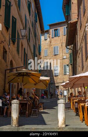 Vue sur les cafés restaurants dans la rue étroite, Sienne, Toscane, Italie, Europe Banque D'Images