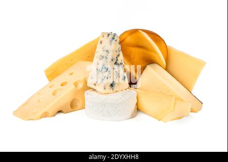 Différents types de délicieux fromages sur fond blanc. Composition avec différents types de fromage savoureux isolé sur blanc. Fromage bleu Dorblu, fumée Banque D'Images