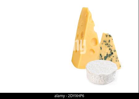 Maasdam, brie, fromage bleu. Trois morceaux de fromage différents isolés sur fond blanc Banque D'Images