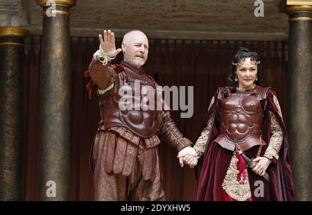 Nicholas Jones (Mark Antony), Frances Barber (Cleopatra) à ANTONY ET CLEOPATRA par Shakespeare au Globe de Shakespeare, Bankside, Londres SE1 05/07/2006 réalisateur / Maître de jeu: Dominic Dromgoole Banque D'Images