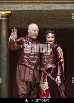 Nicholas Jones (Mark Antony), Frances Barber (Cleopatra) à ANTONY ET CLEOPATRA par Shakespeare au Globe de Shakespeare, Bankside, Londres SE1 05/07/2006 réalisateur / Maître de jeu: Dominic Dromgoole Banque D'Images