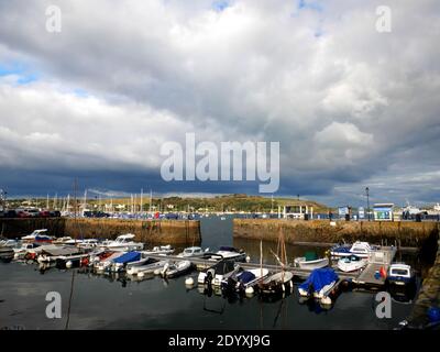 Custom House Quay, Falmouth, Cornwall, sous un ciel orageux. Banque D'Images